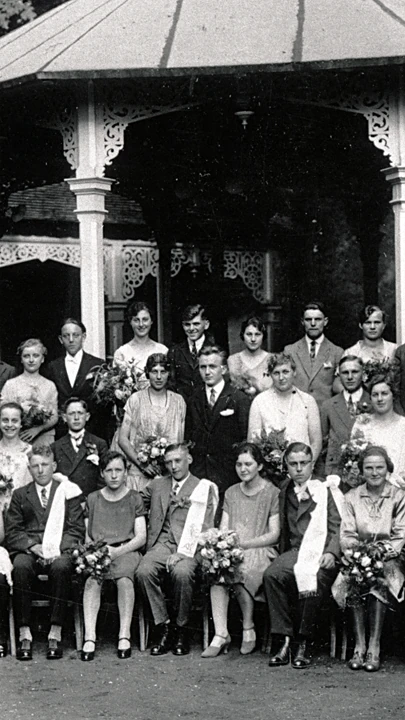 Tanzgruppe vor Holzkollonade