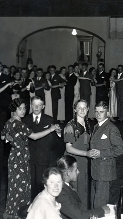 Tanzgruppe vor Jakobslust, Juni 1935