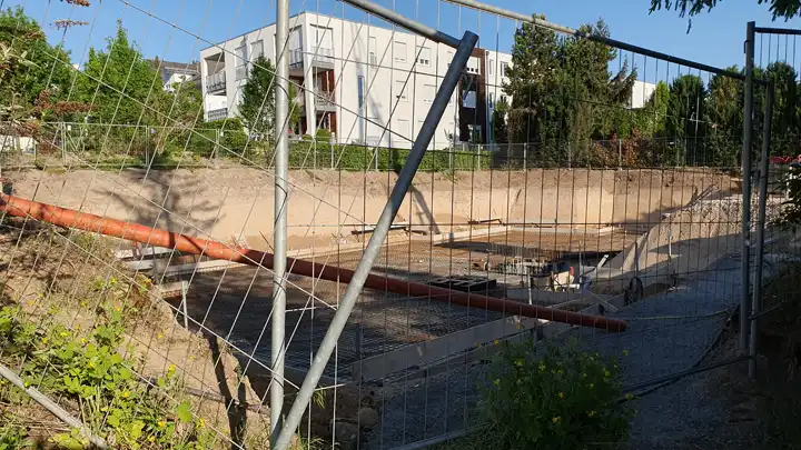Etwas Neues wird hier gebaut, Halle ist weg.