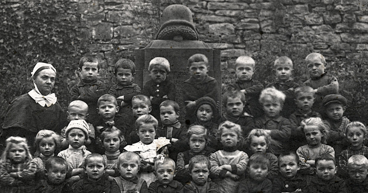 Kinder vor dem Kriegerdenkmal in Gültlingen...